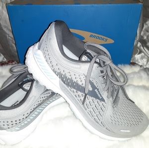 Women's Brooks Adrenaline GTS 21's size 7 1/2